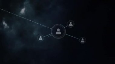 Fırtınalı bir gökyüzü arka plan da bağlantı hatları olan insanların simgeleri dijital video