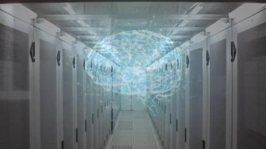 İnsan beyninin dönen ve ikili kodların bir veri servis merkezinin koridorunda görünen yanal görünümü.