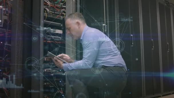 Boční Pohled Technika Který Kontroluje Stojan Datového Serveru Pomocí Počítačového — Stock video