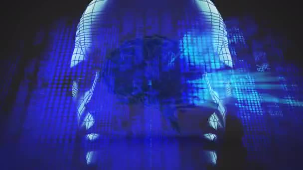 人头与大脑内部的抽象蓝色网格视图 以相对方向与背部相对 以重叠的方式再次正面分割 计算机代码在后台 — 图库视频影像