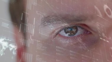 Bir dizi grafik ve grafiğe ve dünya haritasına bakan Beyaz bir adamın sağ gözünün yakından görünümü