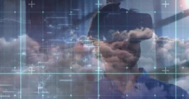 Arka planda 4k 'da bulutlu bir gökyüzü ile bilgisayar analizi animasyonuna karşı sanal gerçeklik kulaklığı kullanan mutlu bir Kafkas işadamı dijital kompozit