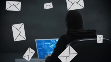Ön planda çalışan mesaj simgeleri ile bir dizüstü bilgisayarda yazarak bir yüz maskesi giyen bir hacker dijital kompozit