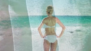 Ön planda dalga ile dalgalar izlerken bir banyo giyen bir kadının dijital kompozit