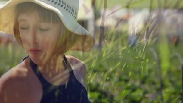 Digitale Samenstelling Van Een Meisje Een Tuin Met Groeiende Gewassen — Stockvideo