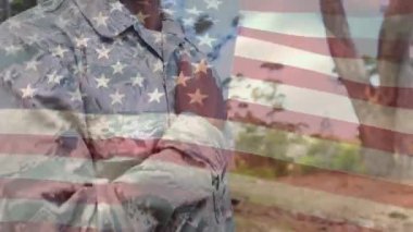 Ön planda sallanan bir bayrak ile göğsüne eliyle bir Afrikalı Amerikalı askerin dijital kompozit