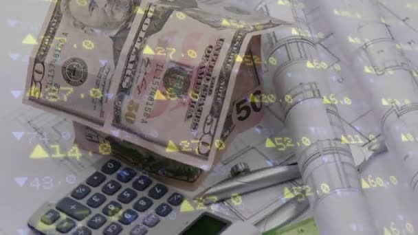 美元钞票的数字复合物折叠在房子的形状旁边 在建筑平面图上 前景是股票市场号码 — 图库视频影像