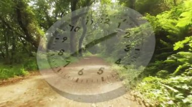 Ön planda çalışan bir saat ile bir orman izi olsa hareketli dijital kompozit