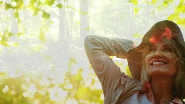 Composito Digitale Escursionista Caucasica Sorridente Piedi Una Foresta Con Alberi — Video Stock