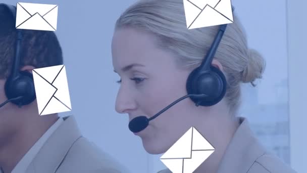 Digitale Samenstelling Van Een Groep Callcenter Agenten Die Hun Headsets — Stockvideo