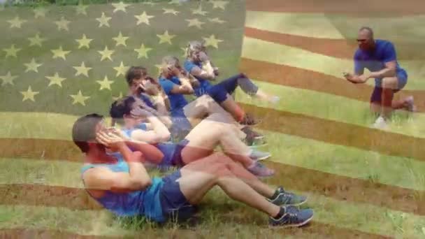 草の上に座るアスリートのデジタルコンポジットは 1つは前景で手を振ってアメリカの旗でカウントしながら — ストック動画