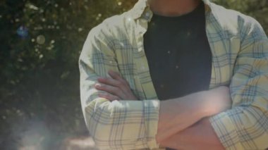 Ön planda bokeh ışıkları ile arkasında ağaçlar ile bir saman giyen bir Kafkas adam dijital kompozit