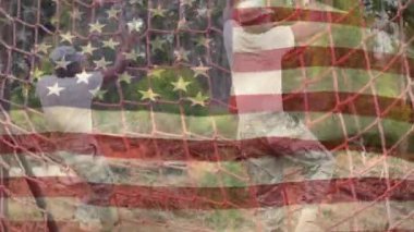 Dijital kompozit ow iki Amerikan askerleri ön planda sallayarak bir Amerikan bayrağı ile bir kargo ağı tırmanma