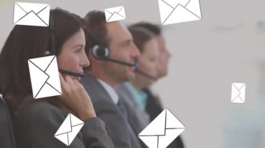 Ön planda uçan mesaj simgeleri ile müşterilerle neşeyle konuşan bir grup çağrı merkezi aracısının dijital bileşimi