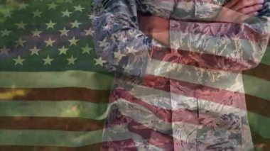 Ön planda sallanan bir Amerikan bayrağı ile parkta zıpkın bir Amerikan askeri dijital kompozit