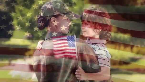 Cyfrowy Kompozyt Amerykańskiego Żołnierza Przewożących Syna Parku Amerykańską Flagą Machając — Wideo stockowe