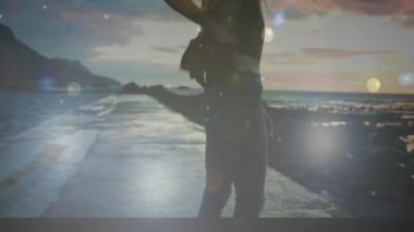 Gün batımında plaj manzarasının fotoğraflarını çeken bir kadının dijital kompoziti