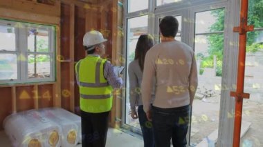Ön planda borsa numaraları ile ev inşaatı ile ilgili bir çift ile tartışan bir Mimar Dijital kompozit