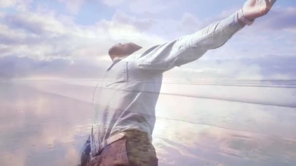Цифровая Композиция Человека Распростертыми Объятьями Пляжном Фоне — стоковое видео