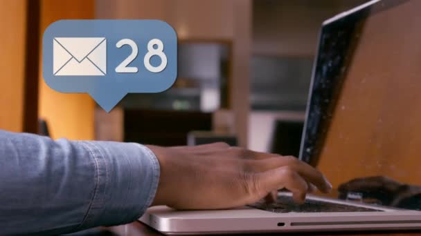 Цифровая Композитная Пара Рук Печатающих Ноутбуке Иконкой Сообщения Увеличением Количества — стоковое видео
