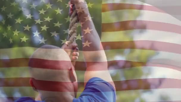 Цифровая Композиция Американца Взбирающегося Веревке Американским Флагом Машущим Переднем Плане — стоковое видео