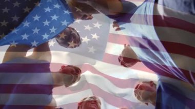 Ön planda sallanan bir Amerikan bayrağı ile bir yarışma öncesi bir huddle üzerinde sporcuların dijital kompozit