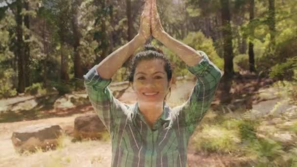 Composto Digital Uma Mulher Caucasiana Fazendo Ioga Deserto Com Árvores — Vídeo de Stock