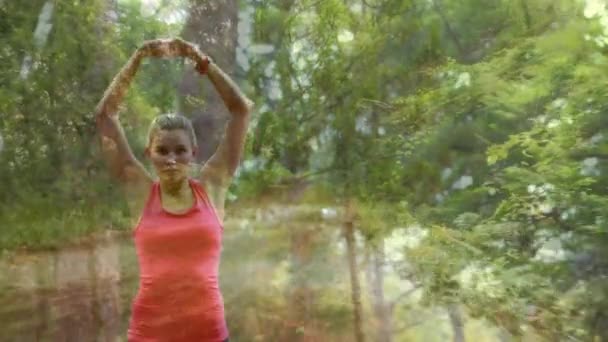 前景の木々と森の中で伸びる白人女性のデジタルコンポジット — ストック動画