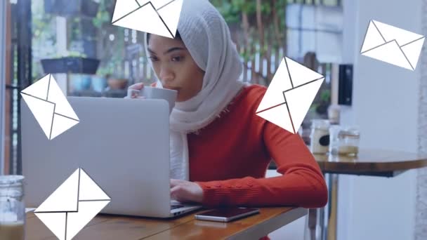 Ψηφιακή Σύνθεση Θηλυκού Μουσουλμανικού Που Εργάζεται Στο Laptop Και Τηλέφωνό — Αρχείο Βίντεο