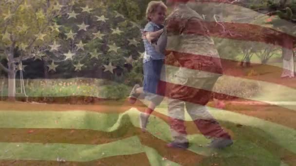 Compuesto Digital Soldado Estadounidense Levantando Hijo Parque Con Una Bandera — Vídeos de Stock