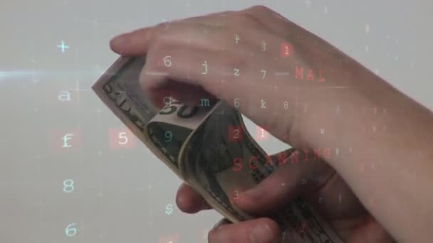 手のペアのデジタルコンポジットは 前景のコードを持つドル紙幣をカウントします — ストック動画