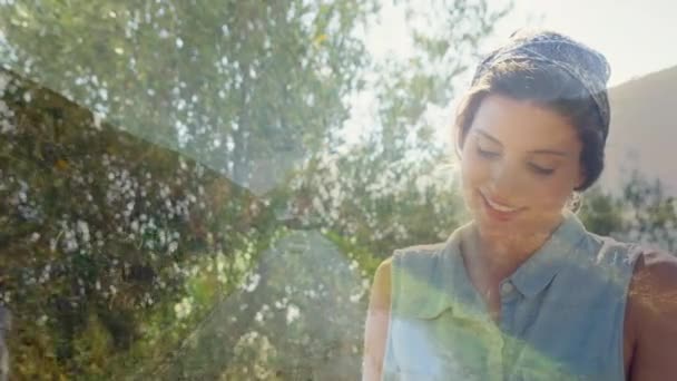 木々と泥道で田舎の背景に微笑む女性のデジタルコンポジット — ストック動画