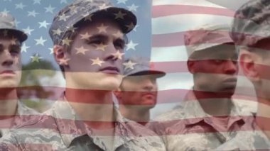Ön planda sallanan bir Amerikan bayrağı ile dikkat ayakta ciddi yüzleri ile askerlerin dijital kompozit