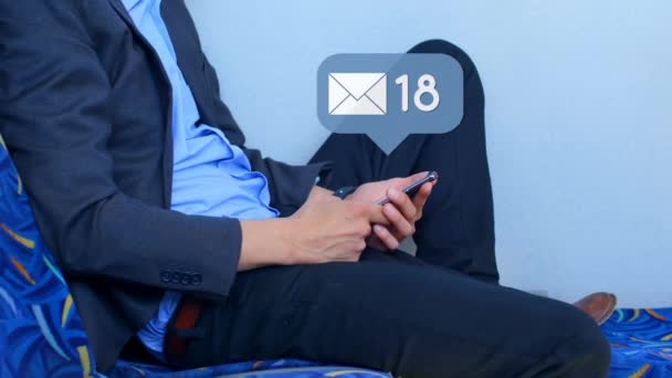 一个男人坐在椅子上 而在他的手机上发短信 消息图标在前景中增加计数的数字复合 — 图库视频影像