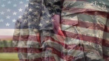 Geçit törenini gerçekleştiren Amerikan askerlerinin dijital bileşimi ön planda sallanan Bir Amerikan bayrağıyla dinleniyor