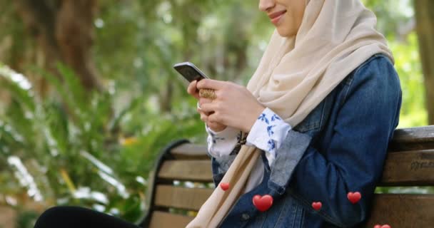 Müslüman Bir Kadının Tesettür Taktığı Dijital Bir Kompozit Parkta Bir — Stok video