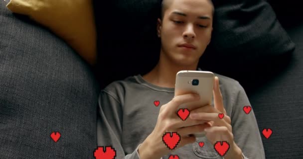 Compuesto Digital Tipo Calvo Caucásico Acostado Cama Mensajes Texto Corazones — Vídeo de stock