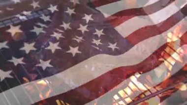 Domuz pirzola ve ön planda sallayarak bir Amerikan bayrağı ile ızgara dijital kompozit