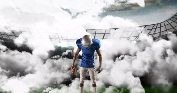 雲4Kで満たされたスタジアムの背景を持つゲームのために身を動かしているアメリカンフットボール選手のデジタルコンポジット — ストック動画