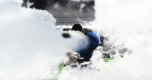 4Kをクリア雲と人々と前景でいっぱいデジタル生成されたスタジアムで試合の準備アフリカ系アメリカ人男性サッカー選手のデジタル複合体 — ストック動画