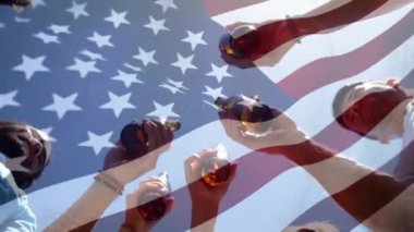 Ön planda dalgalanan Amerikan bayrağıyla bira kızartan bir grup adamın dijital dijital bileşimi.