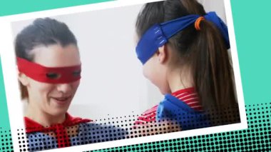 Beyaz bir kadının, kızının süper kahraman kostümünü kendisi giyerken tamir edişinin yakın çekimi. Sonra kızına sarılmaya başladı. Animasyon bir fotoğraf sınırının içinde.