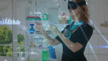 Ofiste sanal gerçeklik kulaklığı takmış beyaz bir kadının dijital bileşimi. Ön plandaki bağlantılı çizgilere ve noktalara ellerini sallıyor.