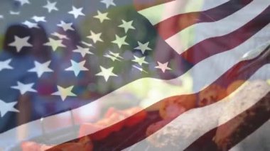 Rüzgara karşı dalgalanan ve arka planda et kızartan bir Amerikan bayrağının dijital bileşimi