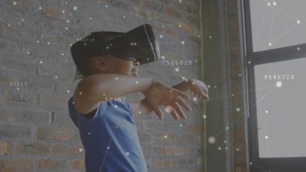 Digitalkompositionen Eines Jungen Der Ein Virtual Reality Headset Trägt Und — Stockvideo