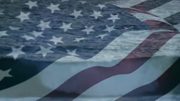 数字合成美国国旗在沙滩上与风和日落一起挥舞 — 图库视频影像