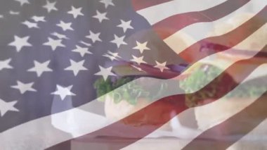 Ön planda sallanan bir Amerikan bayrağı ile hamburger iki porsiyon dijital kompozit