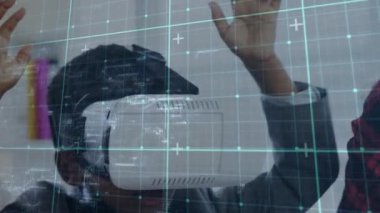 Ön planda ızgara çizgileri olan sanal gerçeklik kulaklıkları takarken ellerini kaldıran iki çocuğun dijital bileşimi