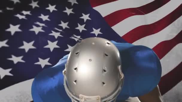 一个非裔美国足球运动员在背景中插着美国国旗的热身游戏的数字合成 — 图库视频影像