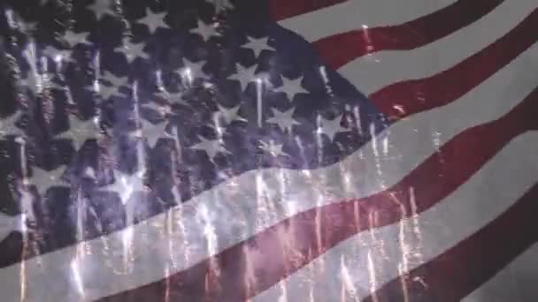 数字合成美国国旗在风中挥舞 前景中燃放烟花 — 图库视频影像